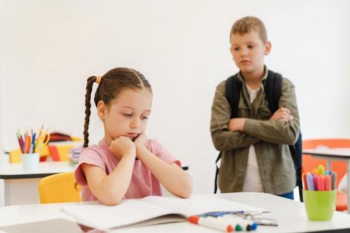 考える女の子と腕を組んで監督する男の子 男の子,女の子,子どもの写真素材