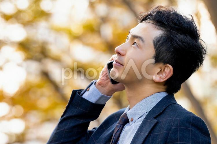 スマホで通話をする男性ビジネスマン 男性,ビジネス,ビジネスマンの写真素材