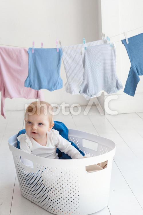 どこかを見ている赤ちゃん 赤ちゃん,人物,座るの写真素材
