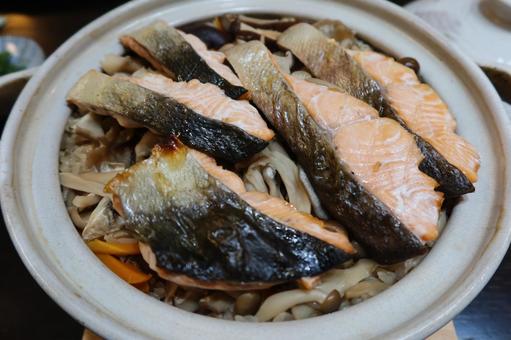 秋鮭の炊き込みご飯(アップ) 秋鮭の炊き込みご飯(アップ)の写真