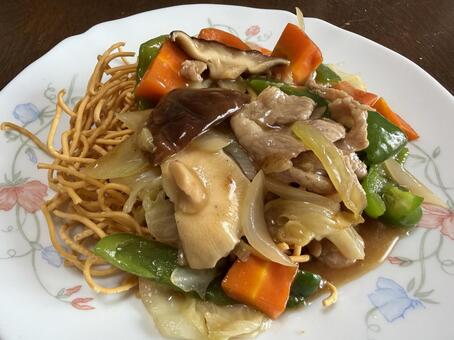 太麺かた焼きそば豚肉椎茸にんじんピーマン 太麺,かた焼きそば,豚肉の写真素材