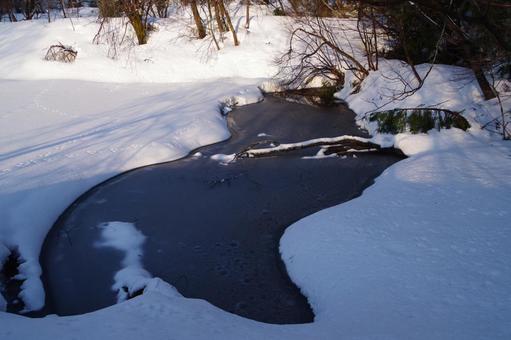 雪と池 雪景色,池,凍っているの写真素材