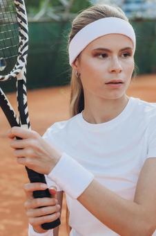 両手でラケットを握りしめる女性プレイヤー 女性,外国人,テニスの写真素材