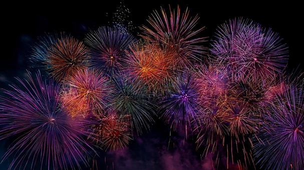 夜空を彩る花火 夜空を彩る花火の写真