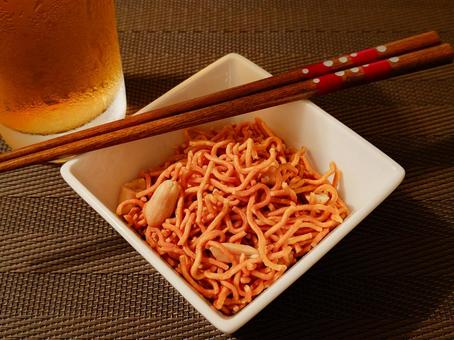 フライ麺スナック菓子とビール2 フライ麺スナック菓子とビール2 おつまみ,ビール,揚げ麺の写真素材
