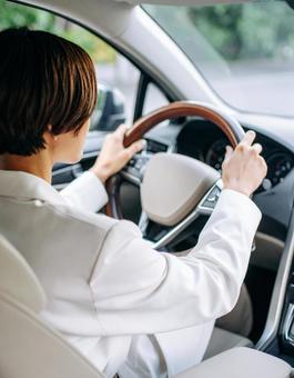 運転している女性 運転している女性の写真
