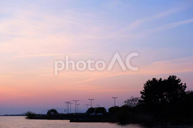 夕暮れ時の琵琶湖のほとりでの散歩 長浜,美しい,日本の写真素材