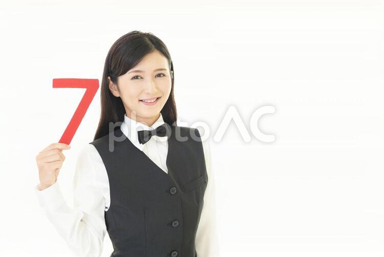 数字を持つ笑顔のウェイトレス 女性,女,ウェイトレスの写真素材