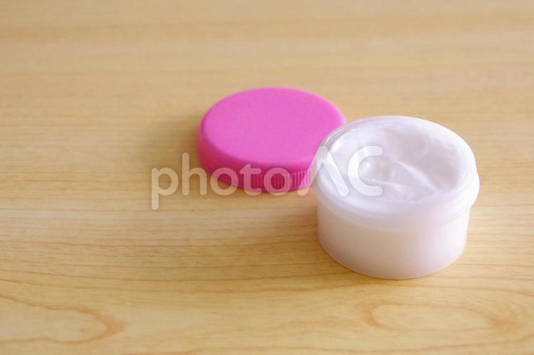 ふたを開けた塗り薬の容器（軟膏容器） 塗り薬,軟膏,軟膏容器の写真素材
