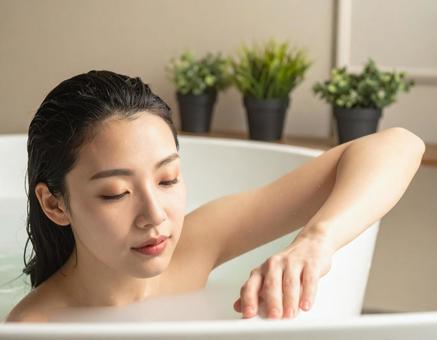 バスタイムに浴槽でリラックスする女性の写真