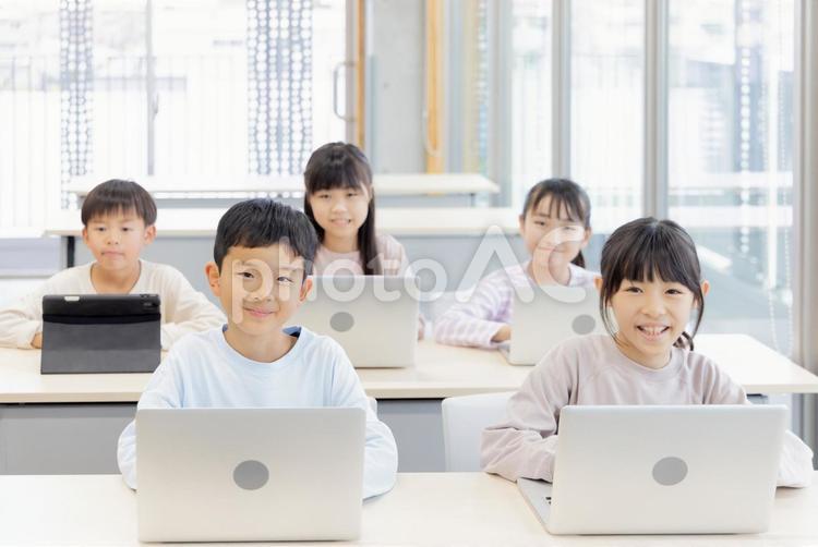 IT学習をする小学生 小学生,プログラミング,女の子の写真素材