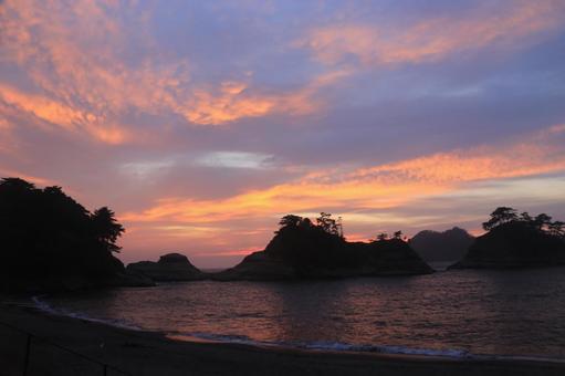 堂ヶ島の島の向こうに綺麗な夕陽 綺麗な夕陽,堂ヶ島,島の向こうにの写真素材