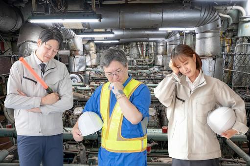 作業中のトラブル 作業中のトラブル 工場,現場,作業員の写真素材