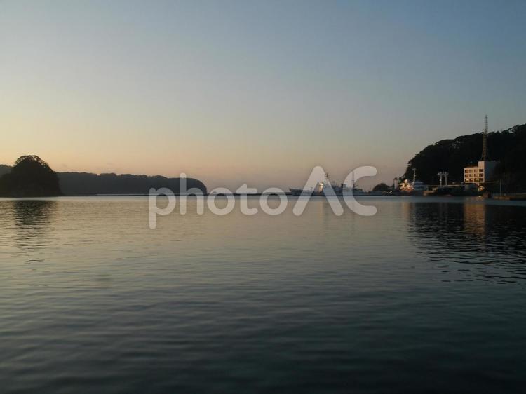 下田港の夜明けと巡視船、伊豆半島 下田港,夜明け,巡視船の写真素材