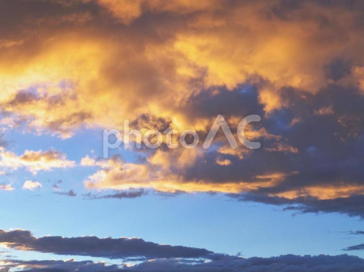 夏の夕焼けと雨雲10 夏,夕焼け,雲の写真素材