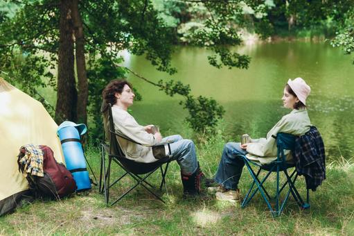湖畔で向き合っている二人 男女,外国人,キャンプの写真素材