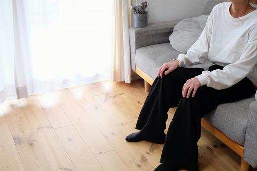 ソファーでくつろぐ40代女性 女性,リフレッシュ,日常の写真素材