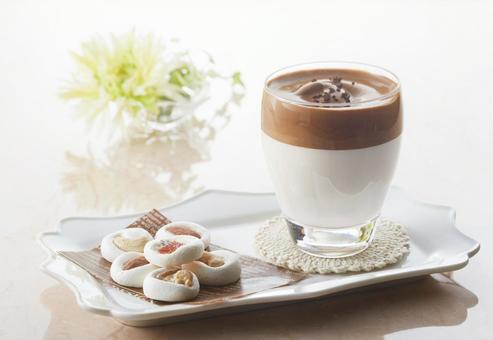 ダルゴナコーヒー ダルゴナコーヒー ダルゴナコーヒー,マシュマロクッキー,コーヒーの写真素材