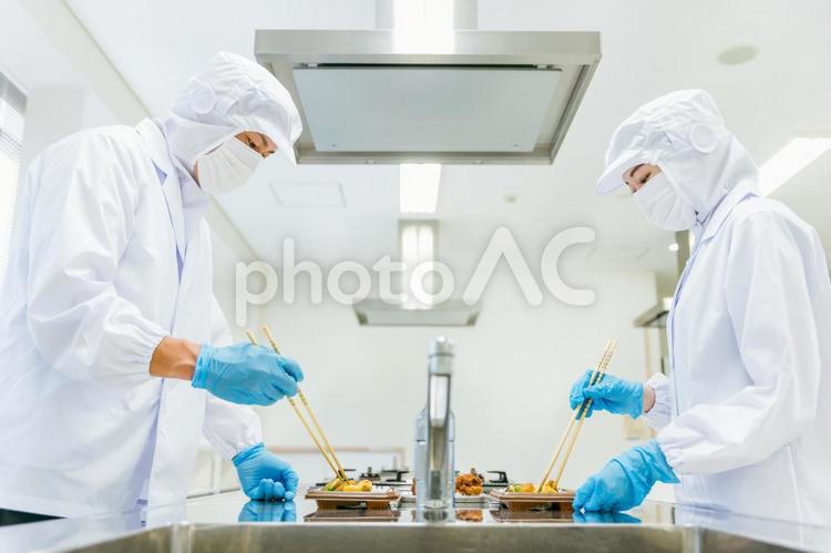 お弁当の盛り付けをする男女（食品加工） 食品加工,弁当,惣菜の写真素材