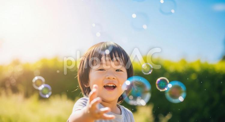 シャボン玉で遊ぶ笑顔の男の子 子供,男の子,幼児の写真素材
