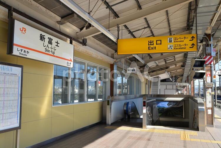 東海道新幹線　新富士駅　013 こだま,ひかり,スピードの写真素材