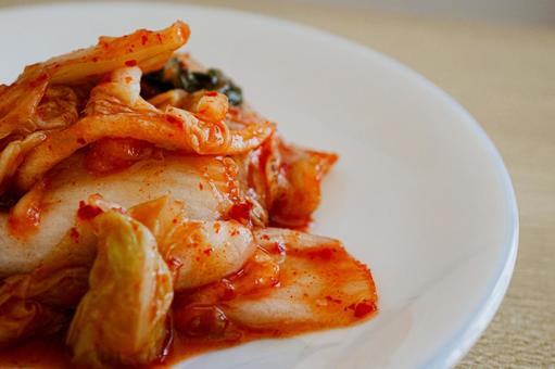 皿に盛られた韓国料理の白菜キムチ 皿に盛られた韓国料理の白菜キムチ キムチ,漬物,韓国料理の写真素材