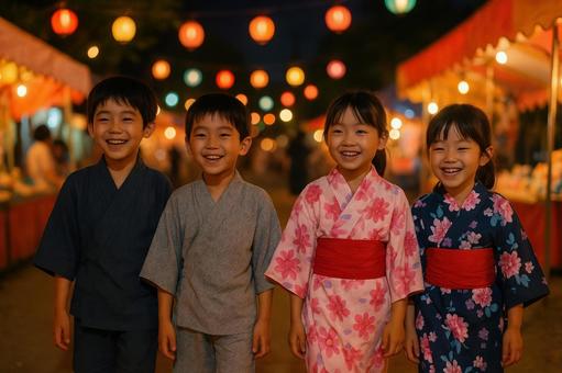 夏祭りの道を歩く日本人の子供たち 夏祭りの道を歩く日本人の子供たちの写真