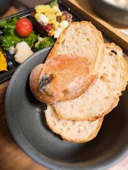 パンとおつまみ パンとおつまみ 食事,パン,おつまみの写真素材