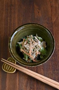 小松菜と舞茸の味噌マヨ和え 小松菜と舞茸の味噌マヨ和え 小松菜,舞茸,人参の写真素材