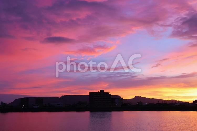 9月上旬の高松市野田池からの朝焼け 9月上旬の高松市野田池からの朝焼け 背景,朝焼け,日の出前の写真素材