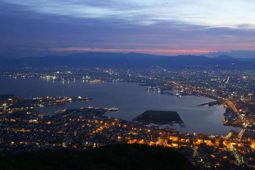 人気がある真夜中の函館山の夜景 人気がある真夜中の函館山の夜景の写真