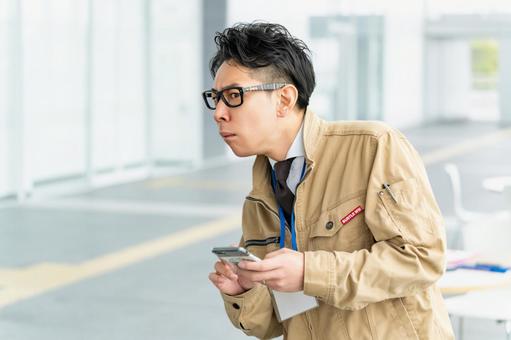 不審な顔をする作業服の男性 不審な顔をする作業服の男性 ビジネス,ビジネスマン,作業員の写真素材
