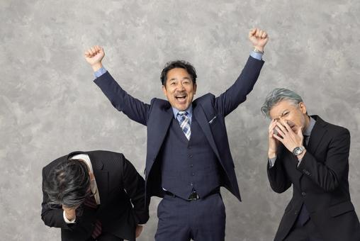 勝負するミドルエイジ男性ビジネスパーソン 勝負するミドルエイジ男性ビジネスパーソン エグゼクティブ,競争,勝ちの写真素材