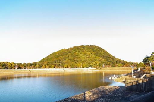 西宮・甲山と北山貯水池 甲山,北山貯水池,山の写真素材