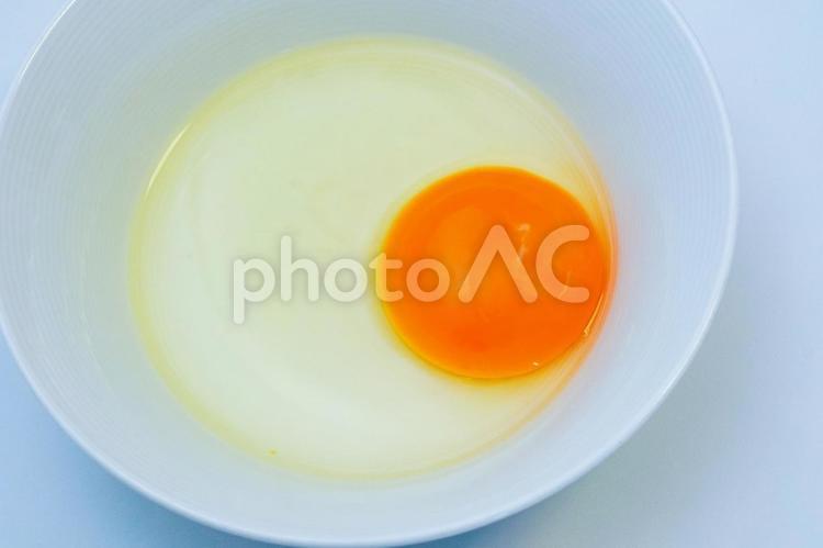 生卵、egg、白背景 卵,生卵,生玉子の写真素材
