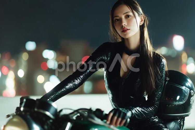 バイクに乗る黒いライダースーツを着た女性 バイク,女性,人物の写真素材