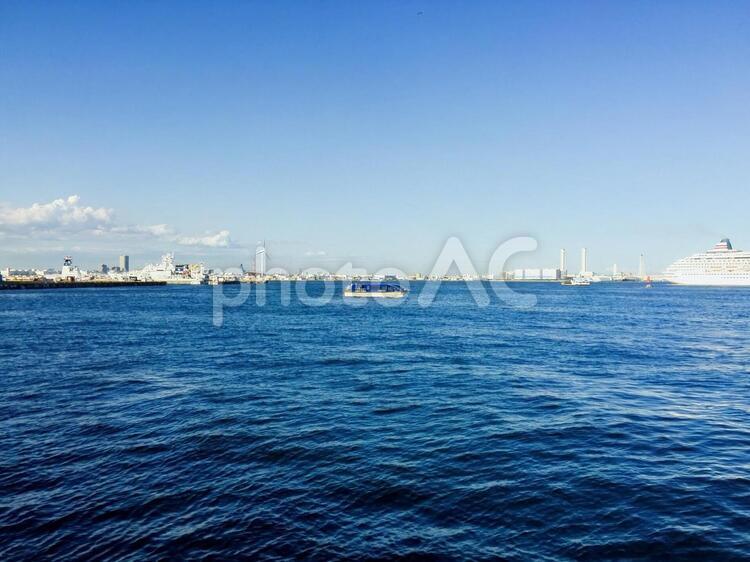 船のある風景 船,海,青の写真素材