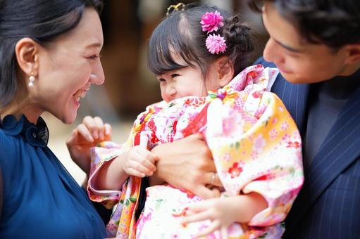 家族に囲まれて嬉しそうに笑う女の子 家族に囲まれて嬉しそうに笑う女の子 七五三,お参り,七五三参りの写真素材