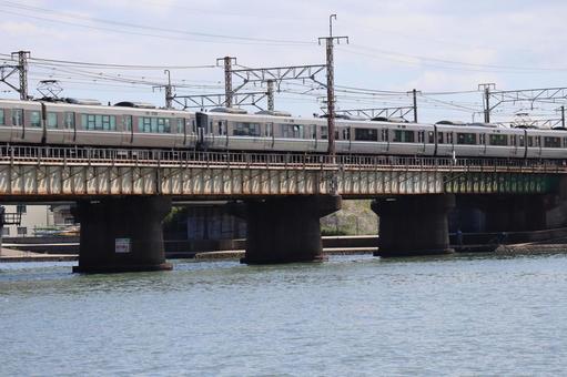 川と鉄橋の上の電車が行く風景 川と鉄橋の上の電車が行く風景 川,鉄橋,上の写真素材