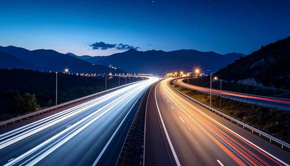 ヘッドライトの光の帯 ハイウェイの夜景	 ヘッドライトの光の帯 ハイウェイの夜景	の写真