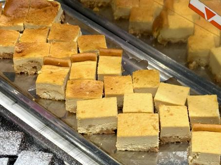 バイキング　一口サイズのチーズケーキ 一口サイズ,チーズケーキ,ベイクドチーズケーキの写真素材