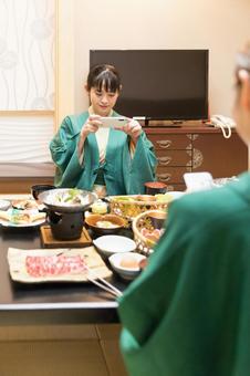 温泉旅行 夕飯 温泉旅行 夕飯 女性,女子旅,旅館の写真素材