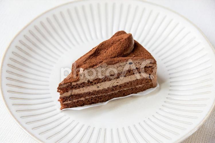 円い白皿に乗せられたチョコレートケーキ ケーキ,チョコレートケーキ,チョコレートの写真素材