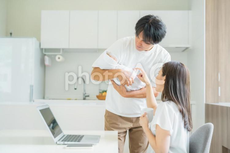 テレワークする女性と男性 赤ちゃん,夫婦,家族の写真素材