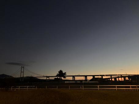 夜明け前の白鳥大橋 夜空,風景,明け方の写真素材