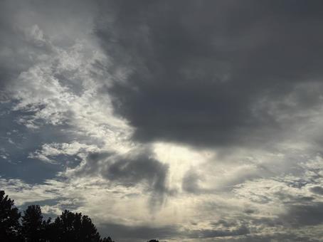 雲の隙間から日の光 秋空,雲,綺麗な空の写真素材