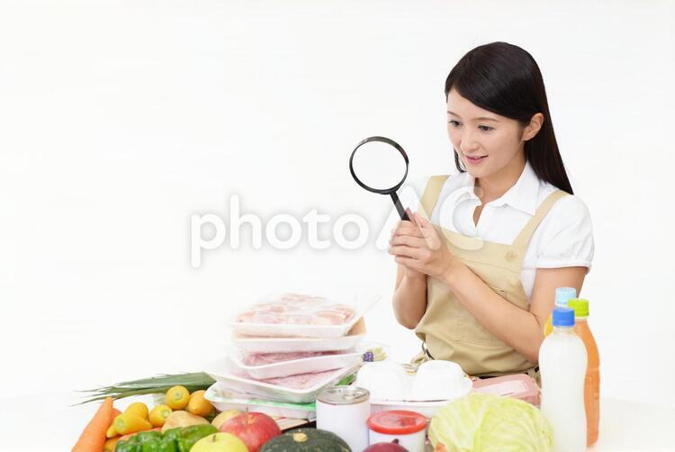 拡大鏡を持つ主婦 女性,主婦,笑顔の写真素材