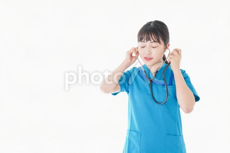 聴診器を使う笑顔の若いナース センサー,若い,コピースペースの写真素材