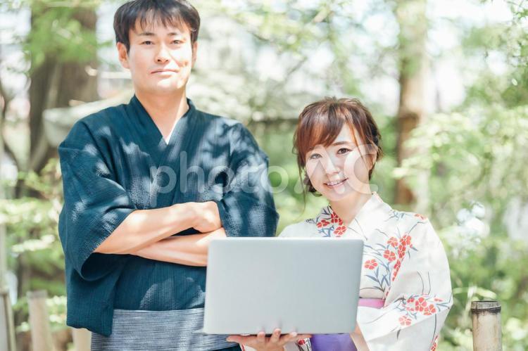 PCを使う浴衣姿の男女 浴衣,ノートパソコン,観光ガイドの写真素材
