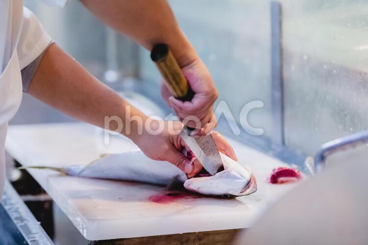 魚を捌いて調理している様子 魚,調理,料理の写真素材